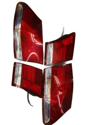 Juego de luces traseras originales Toyota Lexus LS600h (clima frío) - usadas, UVF45 Foto 1 de 4