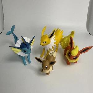 Pacchetto Figurine Pokémon Tomy Eevee Flareon Jolteon Vaporeon (6) - Foto 1 di 7