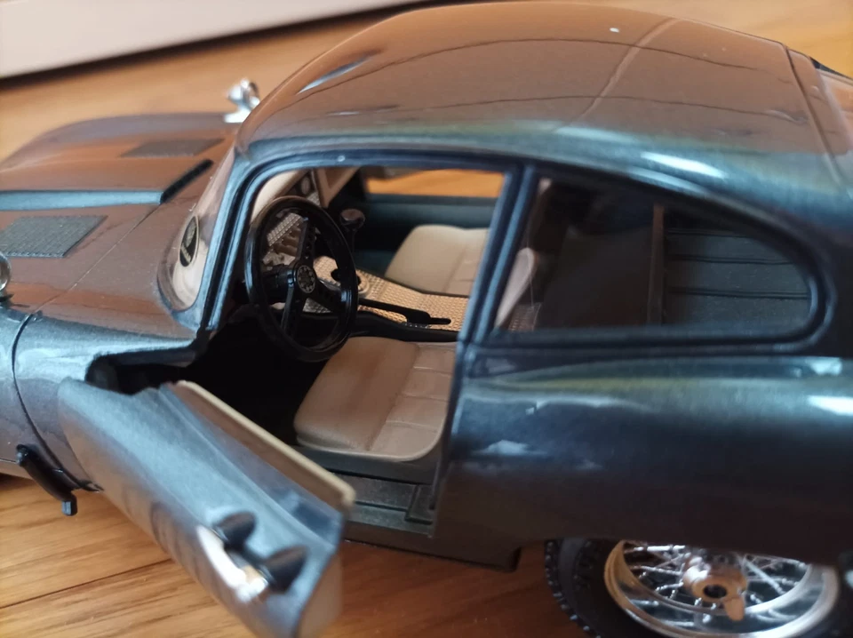 MODELLINO AUTO JAGUAR "E" 1961 - 1:18 - EDICOLA - Immagine 1 di 4