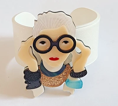 PULSERA BRAZALETE ESTILO POP-ART CARICATURA DEL ICONO DE LA MODA TARDÍA, IRIS APFEL Foto 1 de 4