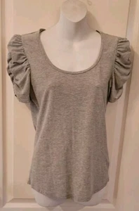 Hellgraues T-Shirt von H&M, mit gekräuselten Ärmeln - Größe M - Bild 1 von 8