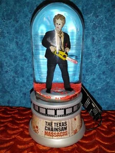BLUTIGE LEATHERFACE BELEUCHTETE SCHNEEKUGEL WASSERKUGEL - HALLOWEEN HORROR DISPLAY GLOBUS - Bild 1 von 2