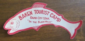 CAMPO TURISTICO VINTAGE, ORIGINALE, BAKEN RAPID CITY S. DAK., ADESIVO PER ETICHETTE IN CARTA - Foto 1 di 5