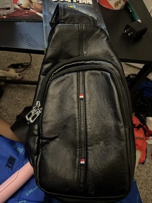 Bandolera bandolera West End negra de cuero sintético con correa ajustable Foto 1 de 4