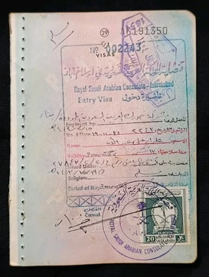 Estampillas de ingresos antiguas de Arabia Saudita en página de visas de pasaporte usadas  Foto 1 de 3