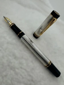Parker Duofold Sterling Silver Centennial Fountain pen 18k Gold Nib - Picture 1 of 7