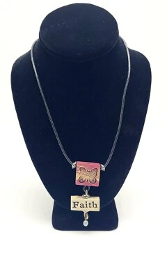 Collar Colgante Cuadrado Fe Mariposa Bloques Madera Cordón Negro Oro Rojo Foto 1 de 4