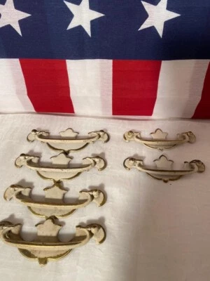 LOTE de 6 tiradores de cajón provinciales franceses de colección ala de murciélago blanca y latón Foto 1 de 4