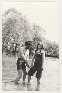 Baúles de baño sin camisa abultados y mujer instantánea inusual de los años 70 de colección foto antigua - Imagen 1 de 8