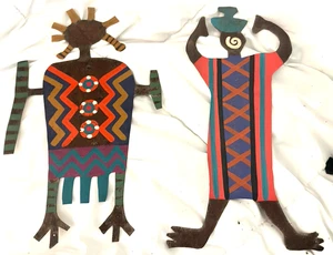 Paar signierte FINKS primitive Metallwand Volkskunst MEDIZIN FRAU & KRÄHENFUSS - Bild 1 von 4