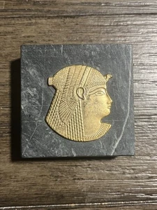 Pisapapeles vintage egipcio recuerdo Cleopatra perfil metal mármol Egipto - Imagen 1 de 2