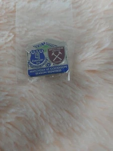 EVERTON v WEST HAM UNITED FOOTBALL MATCH BADGE 2024/25 (NEU) - Bild 1 von 2