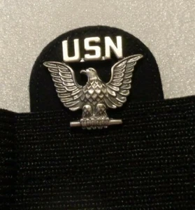 INSIGNIA DE LA MARINA DE ESTADOS UNIDOS, SERVICIO, GORRA, CON BANDA Y MONTAJE, MACHO, 1973 - Imagen 1 de 3