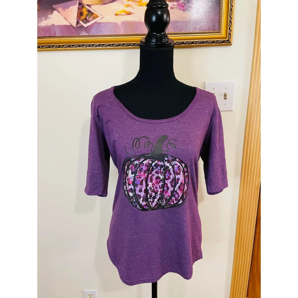 Yunque NUEVO CON ETIQUETAS Púrpura Estampado Guepardo Calabaza Gráfico Personalizado Manga Corta Talla Mediana Foto 1 de 4