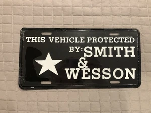 Oldtimer "Dieses Fahrzeug geschützt von Smith & Wesson" Nummernschild - Neu aus altem Lagerbestand - Bild 1 von 2