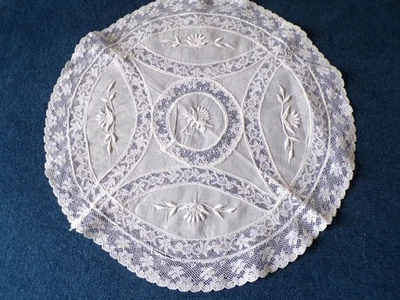 SUPERBE NAPPERON ANCIEN TULLE BRODE VERS 1900 - Photo 1/3