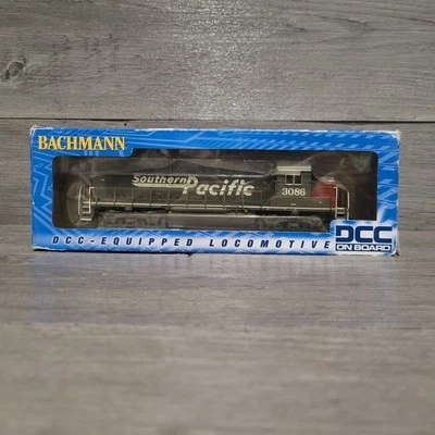 Bachmann 60312 HO Southern Pacific EMD GP40 DCC Equipped Diesel Locomotive #3086 - Image 1 of 4