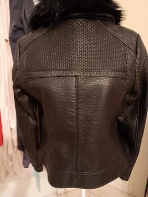 LADIES MOTORCYCLE/BOMBER FAUX LEATHER SMALL BLACK  JACKET BY GUESS FAUX FUR TRIM - Image 1 of 4