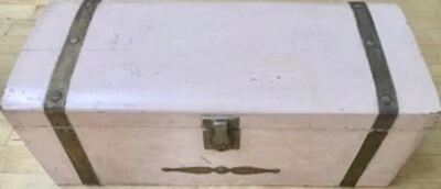 Cofre de cedro vintage años 40 - rosa claro con detalles y bisagras de latón Foto 1 de 3