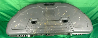 Funda protectora compacta con arco y flecha Plano 1110 verde camuflaje Foto 1 de 4