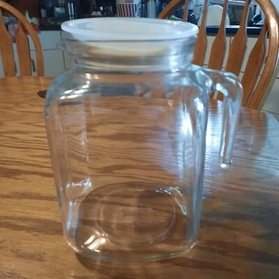 Bormioli Rocco FRIGOVERRE Clear Glass 2 Qt Pitcher with Sealed Lid Made in Italy - Image 1 of 2