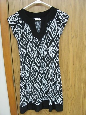 Vestido geométrico Body Central blanco y negro manga corta talla mediana Foto 1 de 4