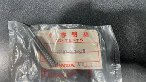 1981-83 Honda ATC 185S Seat Lock Spring, 77107-958-670 - Bild 1 von 1