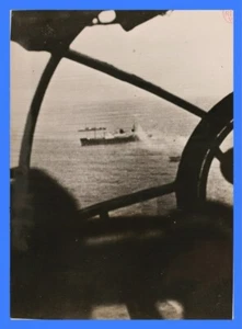 S/W Foto Angriff eines deutschen Kampfflugzeuges HE II - Bild 1 von 2