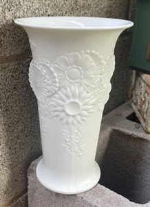 A.K. Jarrón elíptico blanco Kaiser Alemania Occidental con jardín de flores de margarita - Imagen 1 de 7