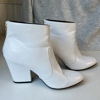 Botas blancas GUESS talla 9M para mujer con cremallera tacón grueso detalles dorados botín  Foto 1 de 4