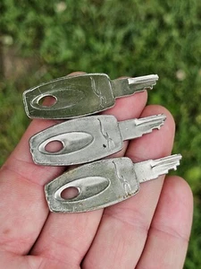 Lot Of 3 Starflite Luggage Suitcase Keys Old Replacement Keys * See Pics - Picture 1 of 3