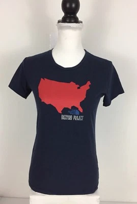 Camisa pequeña para mujer The North Face azul patio trasero proyecto hecha en EE. UU. Foto 1 de 4