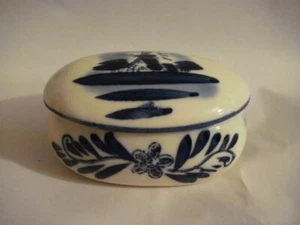 TINY OVAL DELFT WARE POTTERY BLUE CONTAINER WIND MILL FLOWERS PRECIOUS JEWELRY - Picture 1 of 6