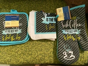 Home Collection 2 pot holders, 1 oven mitt, 1 kitchen towel and 2 scrubber new - Picture 1 of 6
