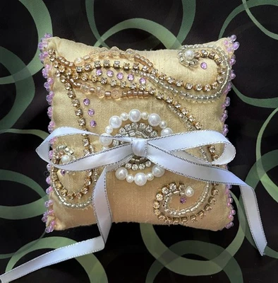 Almohada de anillo de boda nupcial con cuentas de perlas y pedrería. Diseño artesanal Ameynra Foto 1 de 2