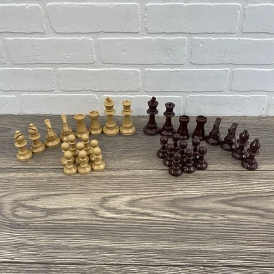Винтажный литой пластик коричневый красный и кремовый бежевый шахматы изделия полный комплект - Изображение 1 из 4