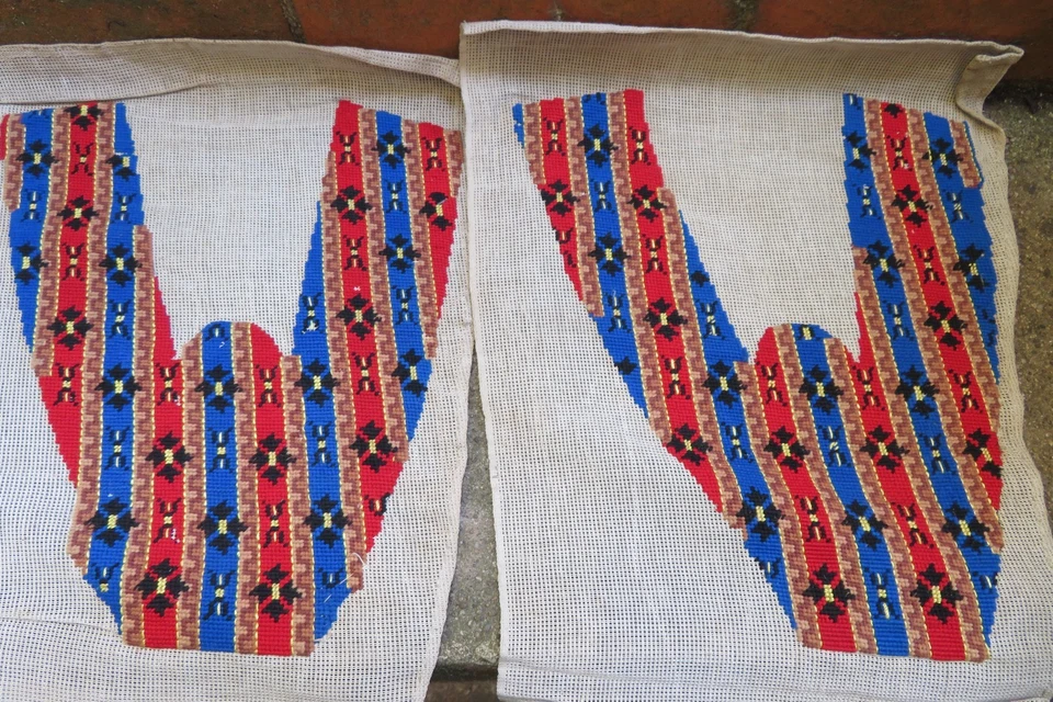 MOTIFS brodés POINT COMPTé anciens pour PAIRE de PANTOUFLES INSOLITE - Photo 1/4