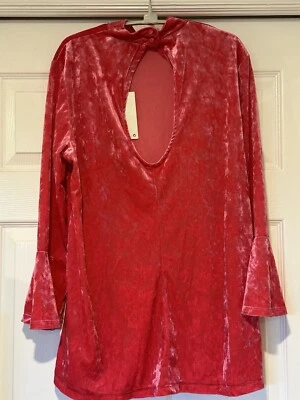 全新带标签 Monki 高领粉色天鹅绒上衣钥匙孔背面 XL 码 — 第 1/4 张图片