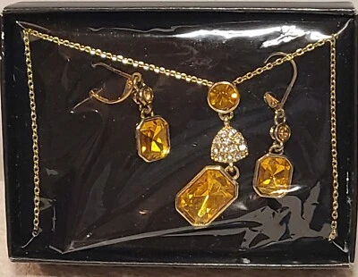 Juego de 3 Piezas, Collar y Pendiente Sorpresa Avon Brillo Set de Regalo Color Topacio Foto 1 de 4