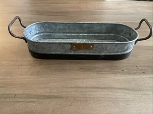 Contenedor decorativo de metal con asas, usado, 18" de largo incluye asas - Imagen 1 de 7
