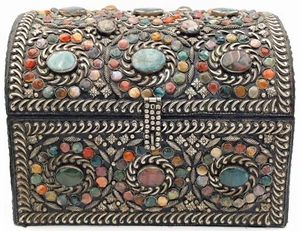 SCRIGNO NUZIALE MAROCCHINO CON PIETRE INCASTONATE E METALLO BERBERO , 34 CM - Imagen 1 de 11