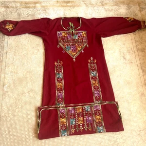 Vestido Borgoña Tradición Palestina Hecho a Mano 100% Bordado Thobe (Tatreez) - Imagen 1 de 23