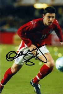 ENGLAND, LEEDS & CELTIC: ALAN THOMPSON SIGNED 6x4 ACTION PHOTO+COA - Picture 1 of 1