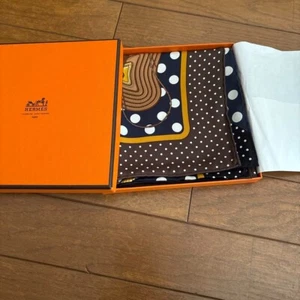 Bufanda Hermes Carre 70 CLIC CLAC A POIS punto seda con etiquetas caja sin usar. - Imagen 1 de 4