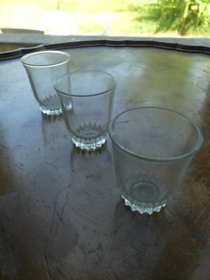 Arts de la table Verrerie Suite de 3 petits verres anciens liqueur, base crantée - Photo 1/4
