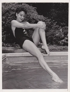 1958 Pressefoto Leggy Opernsänger Patrice Munsel Modelle Badeanzug am Pool - Bild 1 von 2
