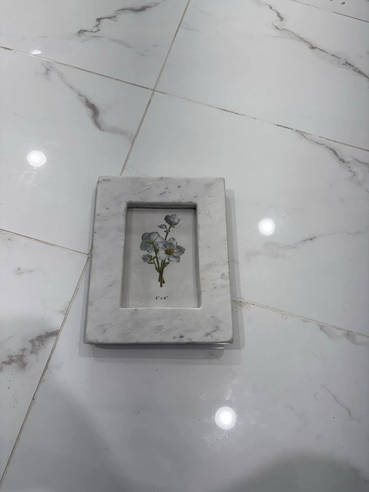 Moldura de mármore com design floral - Imagem 1 de 1