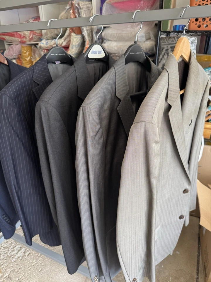 Juego de cuatro trajes/blazers HUGO BOSS en varias tallas/tonos de azul y gris.    Foto 1 de 4