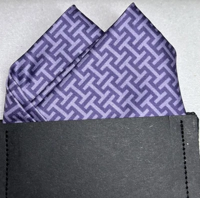 Cuadrado de bolsillo púrpura oscuro con patrón geométrico preplegado listo para usar hecho a mano Reino Unido Foto 1 de 3
