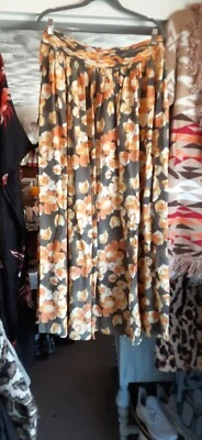 FALDA FLORAL GIORGIO ARMANI CON CHAL 40" DETALLE FLECOS EURO 40 Foto 1 de 3